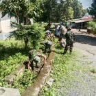 Koramil 1406-07/Takkalalla yang dipimpin oleh Serka Harifin melaksanakan kegiatan Karya Bhakti pembersihan saluran air/got bersama masyarakat Kelurahan Peneki, Kecamatan Takkalalla, Kabupaten Wajo, pada Selasa (18/11/2025)