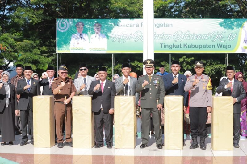 Dandim 1406/Wajo Letkol Inf Harianto S.I.P menghadiri upacara peringatan Hari Kesehatan Nasional (HKN) ke-61 Tahun 2025 tingkat Kabupaten Wajo yang digelar di Lapangan Upacara Kantor Bupati Wajo, Kelurahan Tempe, Kecamatan Tempe, Kamis (27 November 2025)