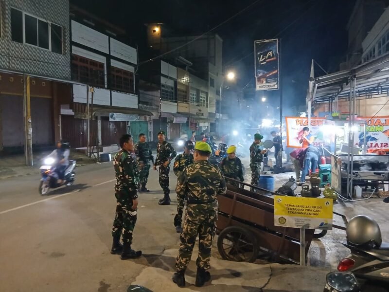 Koramil 1406-01/Tempe melaksanakan kegiatan patroli dan siskamling bersama Forum Komunikasi Putra Putri Purnawirawan Indonesia (FKPPI), Pemuda Panca Marga (PPM), serta tokoh masyarakat di Kecamatan Tempe, Kabupaten Wajo, Kamis (14/11/2025)