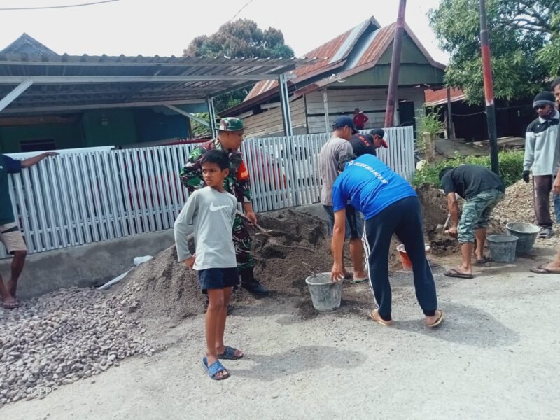 Babinsa Kelurahan Atakkae Sertu Safaruddin, Koramil 1406-01/Tempe, bersama masyarakat melaksanakan kegiatan gotong royong pengecoran jalan masuk menuju Perumahan Grand Hill Satu, Minggu (16/11/2025)