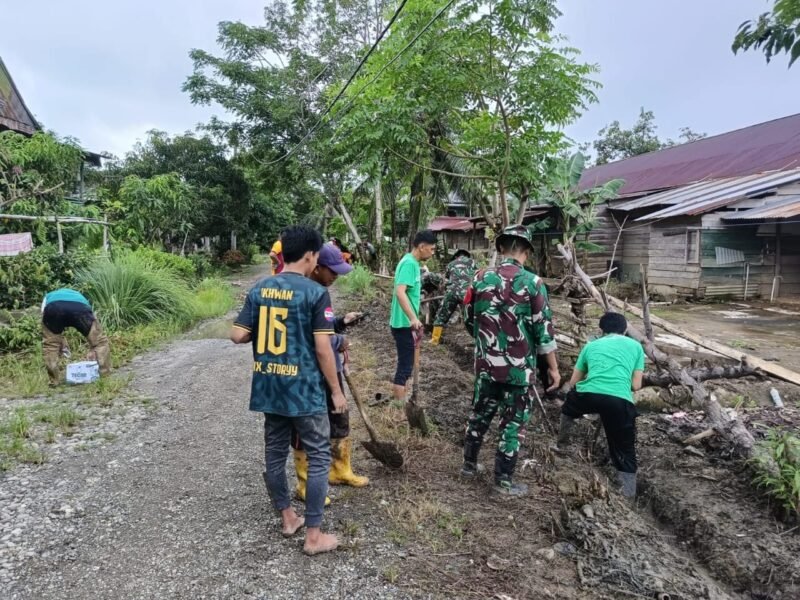 oramil 1406-10/Pitumpanua yang dipimpin oleh Sertu Syamsuddin melaksanakan kegiatan Karya Bhakti pembersihan selokan dan saluran air bersama masyarakat Kelurahan Siwa, Kecamatan Pitumpanua, Kabupaten Wajo, pada Jumat (21/11/2025)