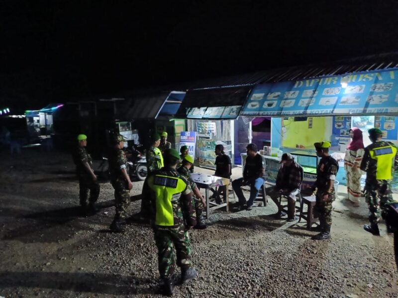 Koramil 1406-10/Pitumpanua menggelar patroli keamanan dan siskamling bersama komponen masyarakat pada Sabtu (22/11), menyasar sejumlah titik strategis di Kecamatan Pitumpanua