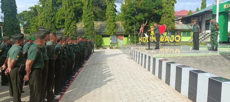 Komandan Kodim 1406/Wajo memberikan Jam Komandan kepada seluruh personel Kodim 1406/Wajo usai pelaksanaan upacara bendera hari Senin, 24 November 2025, yang digelar di Lapangan Makodim 1406/Wajo, Jl. Kejaksaan No. 55, Kelurahan Bulupabbulu, Kecamatan Tempe, Kabupaten Wajo
