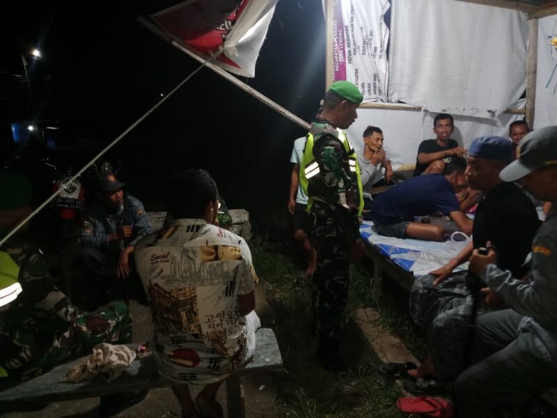 Koramil 1406-07/Takkalalla melaksanakan kegiatan patroli dan siskamling bersama unsur LINMAS serta tokoh masyarakat di wilayah Kabupaten Wajo, Sabtu 29 November 202