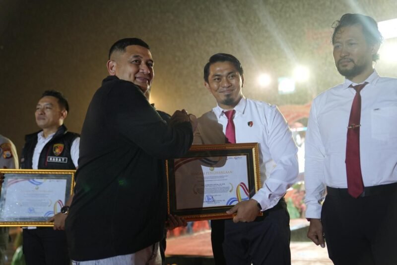 Sebagai bentuk apresiasi dan dukungan terhadap kinerja aparat kepolisian, Pemerintah Kota Makassar, memberikan penghargaan khusus kepada jajaran tim Jatanras Polrestabes Makassar pada momentum puncak perayaan Hari Ulang Tahun ke-418 Kota Makassar, yang berlangsung di Lapangan Karebosi, Minggu malam (9/11/2025)