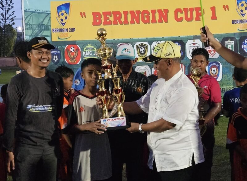 Turnamen Sepak Bola Mini Beringin Cup I 2025 tingkat SD/Sederajat resmi ditutup oleh Wakil Bupati Wajo, dr. Baso Rahmanuddin, di Lapangan Lafabessi Paria, Kecamatan Majauleng, Kabupaten Wajo, Minggu (30/11/2025)