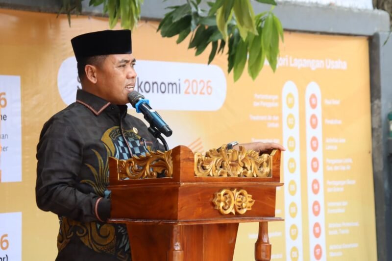 Bupati Wajo Andi Rosman memberikan sambutan pada peluncuran Garda Sensus Ekonomi 2026 BPS Kabupaten Wajo di halaman Kantor Badan Pusat Statistik (BPS) Kabupaten Wajo, Senin (24/11/2025)