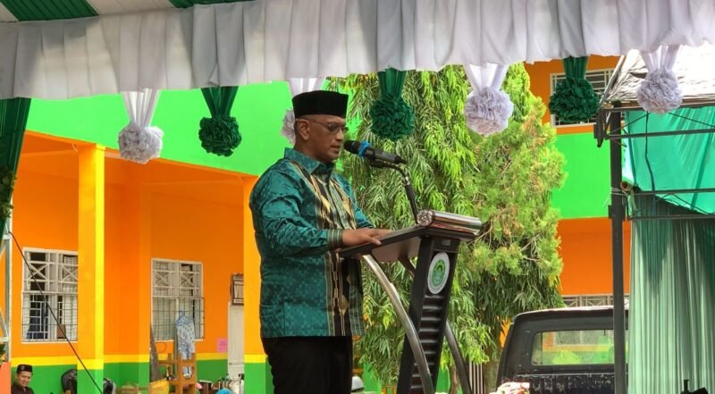 Wakil Bupati Wajo, dr Baso Rahmanuddin memberikan sambutan pada Haul ke-29 AG H Abdurrahman Ambo Dalle di Ponpes Al Mubarak DDI Tobarakka Siwa, Kecamatan Pitumpanua, Kabupaten Wajo, Minggu (30/11/2025)