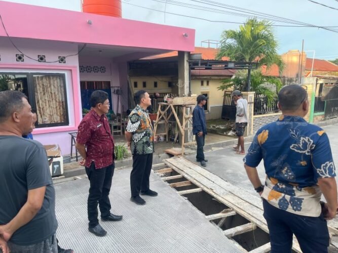 Disperkim Kota Makassar terus berkomitmen untuk meningkatkan kualitas lingkungan permukiman melalui pelaksanaan perbaikan prasarana, sarana dan utilitas umum (PSU) perumahan pada sejumlah perumahan yang telah diserahkan pengelolaannya pada pemerintah kota Makassar
