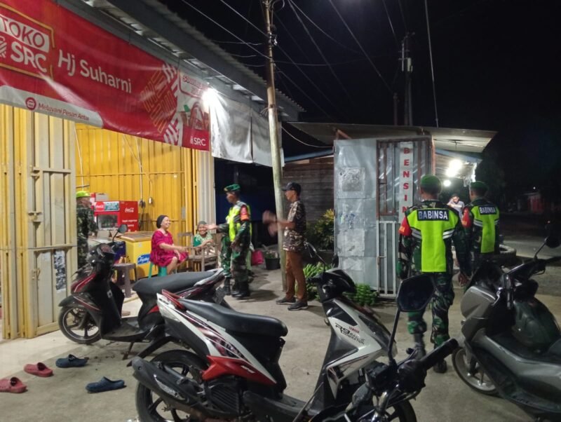 Koramil 1406-08/Sabbangparu melaksanakan kegiatan patroli dan sistem keamanan lingkungan (siskamling) bersama PPM, FKPPI, serta tokoh masyarakat di wilayah Kabupaten Wajo, Rabu (10/12/2025)