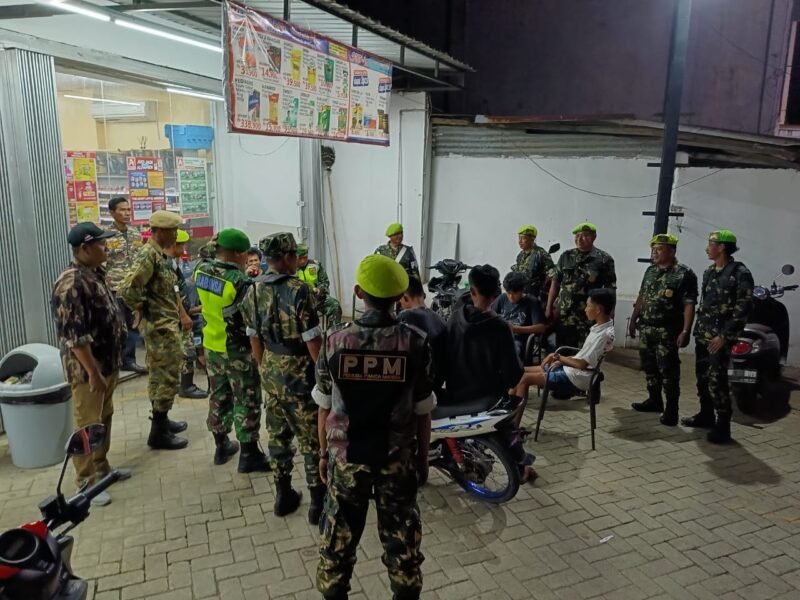 Koramil 1406-10/Pitumpanua melaksanakan kegiatan patroli dan siskamling terpadu bersama FKPPI, PPM, Komcad, serta tokoh masyarakat di wilayah Kecamatan Pitumpanua, Kabupaten Wajo, Selasa (2/12/2025)