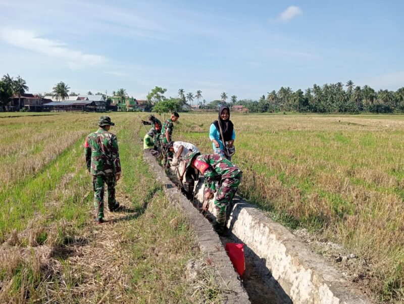 Koramil 1406-08/Sabbangparu yang dipimpin oleh Serma Zulkifli, Babinsa Koramil 1406-08/Sabbangparu, melaksanakan kegiatan Karya Bhakti pembersihan dan perbaikan saluran irigasi sawah di Kelurahan Sompe, Kecamatan Sabbangparu, Kabupaten Wajo, Rabu (3/12/2025)
