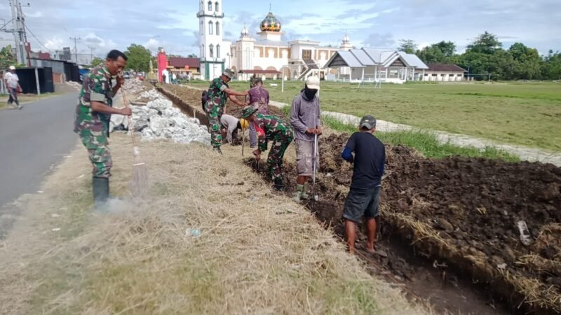 Koramil 1406-09/Sajoanging yang dipimpin oleh Kapten Cba H. Salamuddin, Danramil 1406-09/Sajoanging, melaksanakan kegiatan Karya Bhakti penggalian parit dan pembersihan lapangan sepak bola di wilayah Kecamatan Sajoanging, Kabupaten Wajo, Kamis (4/12/2025)