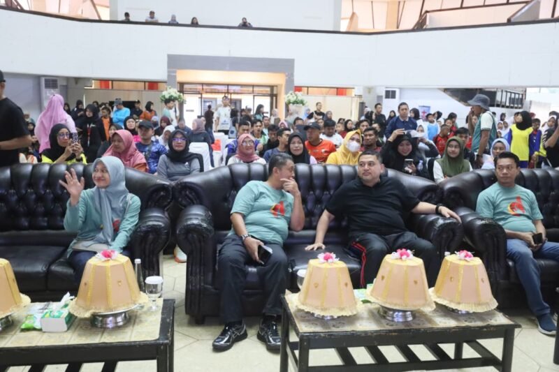 Wali Kota Makassar, Munafri Arifuddin, menghadiri membuka secara resmi Pekan Olahraga Pendidikan (POP) FEST 2025) yang digelar oleh Dinas Pemuda dan Olahraga (Dispora) Kota Makassar di Gedung Manunggal, Minggu (7/12/2025)