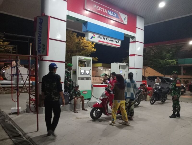 Koramil 1406-05/Majauleng melaksanakan kegiatan patroli dan siskamling bersama unsur Pemuda Panca Marga (PPM), FKPPI, serta tokoh masyarakat di wilayah Kabupaten Wajo, Minggu (7/12/2025)