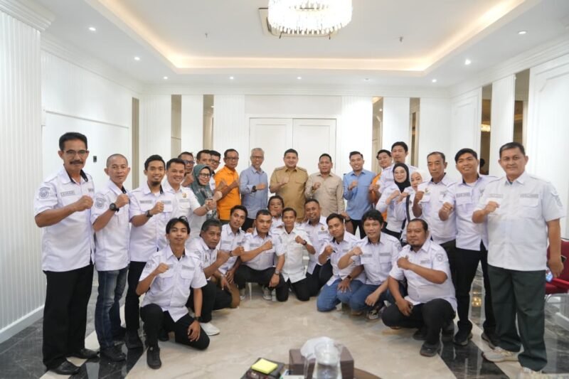 Wali Kota Makassar, Munafri Arifuddin menerima silaturahmi Pengurus Komite Olahraga Nasional Indonesia (KONI) tingkat kecamatan se-Kota Makassar di Balaikota, Minggu (8/12/2025)