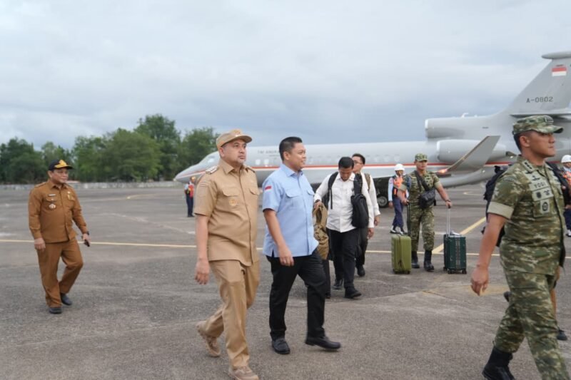 Wali Kota Makassar, Munafri Arifuddin, menjemput langsung Menteri Pertahanan Republik Indonesia (Menhan RI), Letjen TNI (Purn.) Sjafrie Sjamsoeddin dan Wakil Panglima TNI Jenderal Tandyo Budi Revita