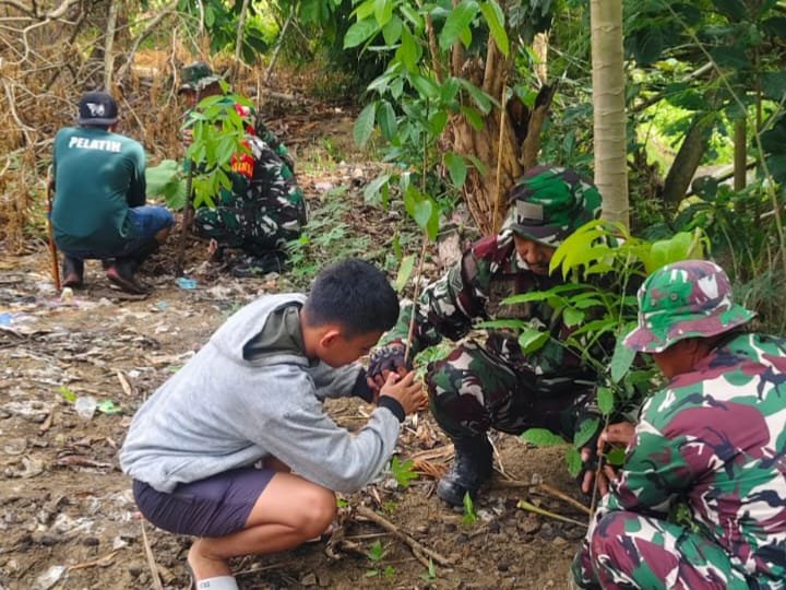 Koramil 1406-02/Tanasitolo yang dipimpin oleh Danramil Kapten CBA Sudirman melaksanakan kegiatan Karya Bhakti penanaman pohon bersama masyarakat di Desa Ujunge, Kecamatan Tanasitolo, Kabupaten Wajo, Selasa (9/12/2025)