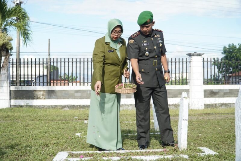 Kodim 1406/Wajo menggelar kegiatan Ziarah Rombongan di Taman Makam Pahlawan (TMP) Empagae, Desa Assorajang, Kecamatan Tanasitolo, Kabupaten Wajo, pada Kamis, 11 Desember 2025