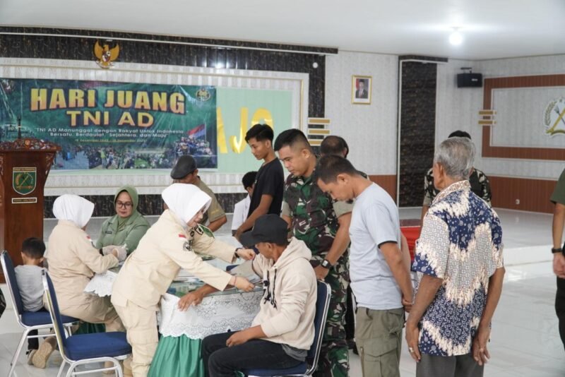 Kodim 1406/Wajo menggelar kegiatan pemeriksaan dan pengobatan kesehatan gratis bagi personel, Persit, dan masyarakat umum dalam rangka memperingati Hari Juang Kartika TNI AD ke-80 Tahun 2025