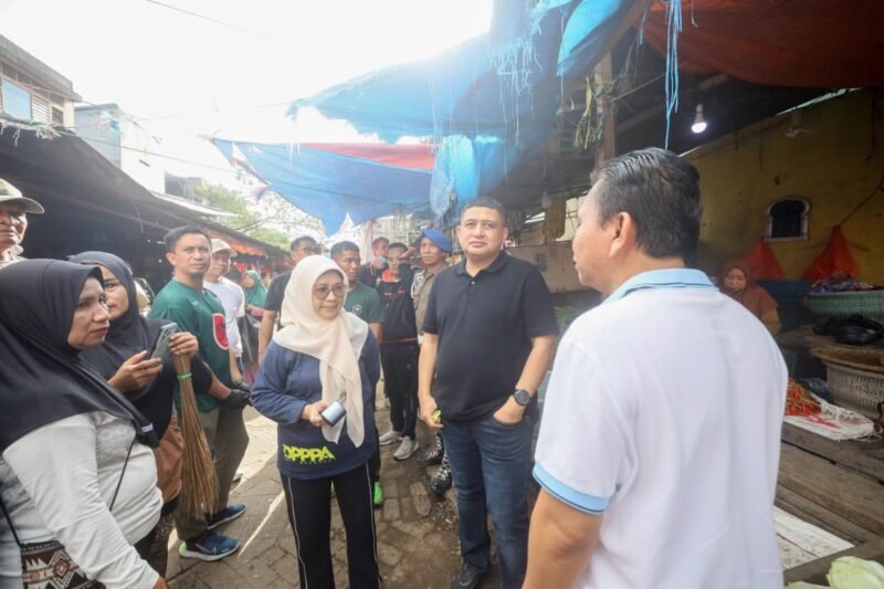 Walikota Makassar Munafrri mengikuti, kegiatan Jumat Bersih sebagai rangkaian Festival Daur Bumi 2025 yang dilaksanakan oleh Dinas Lingkungan Hidup (DLH) di area Kanal Pasar Terong dan jalan Sawi, Jumat (12/12/2025).