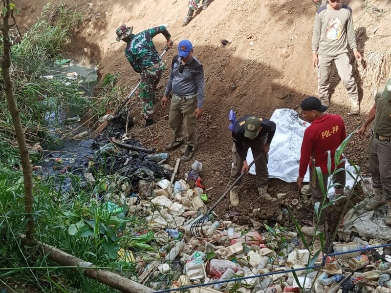 Kodim 1406/Wajo melaksanakan kegiatan karya bakti dalam rangka memperingati Hari Juang TNI AD di wilayah Kodim 1406/Wajo, yang dipusatkan di Pasar Mini Sengkang, Jl. R.A. Kartini, Kelurahan Padduppa, Kecamatan Tempe, Jumat 12 Desember 2025