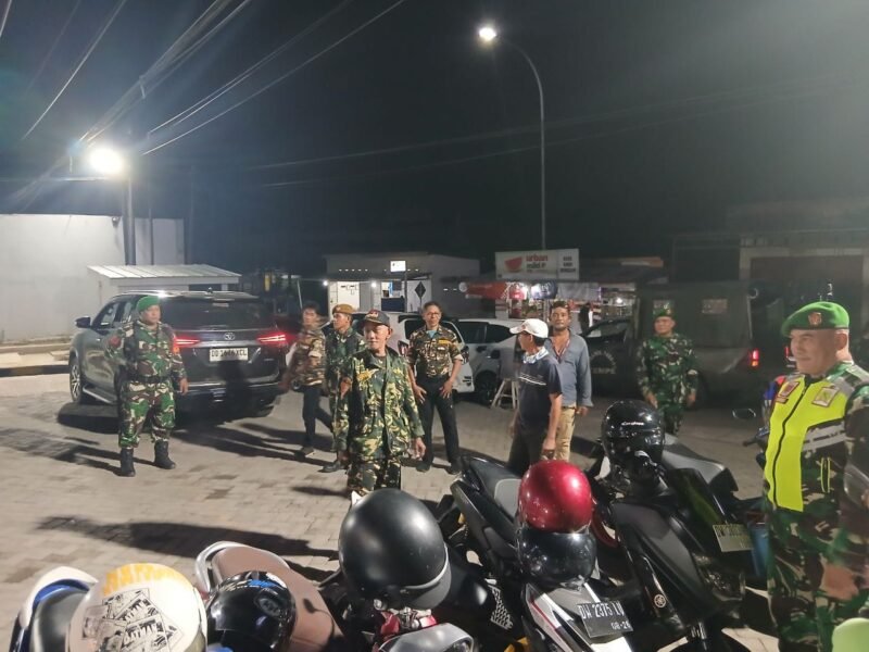 Koramil 1406-01/Tempe melaksanakan kegiatan patroli dan siskamling terpadu bersama Komponen Cadangan (KOMCAD), FKPPI, PPM, serta tokoh masyarakat di Kecamatan Tempe, Kabupaten Wajo, Rabu (13/12/2025)