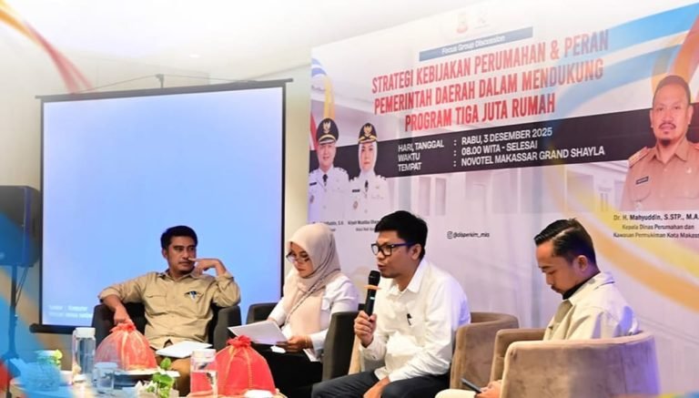 Disperkim Kota Makassar menggelar Forum Group Discussion (FGD). FGD ini membahas strategi kebijakan perumahan. Tujuannya mendukung Program Tiga Juta Rumah. Acara berlangsung di Hotel Novotel Grand Shayla Makassar, Rabu, (03/12/2025)