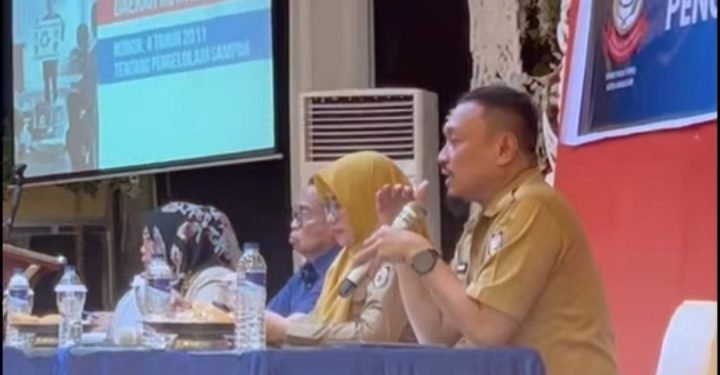 Dinas Perumahan dan Kawasan Permukiman (Disperkim) Kota Makassar menegaskan kembali pentingnya penerapan Perda No. 4 Tahun 2011 tentang Pengelolaan Sampah dalam kegiatan sosialisasi yang digelar di Hotel Sarison, Selasa (02/12/2025)