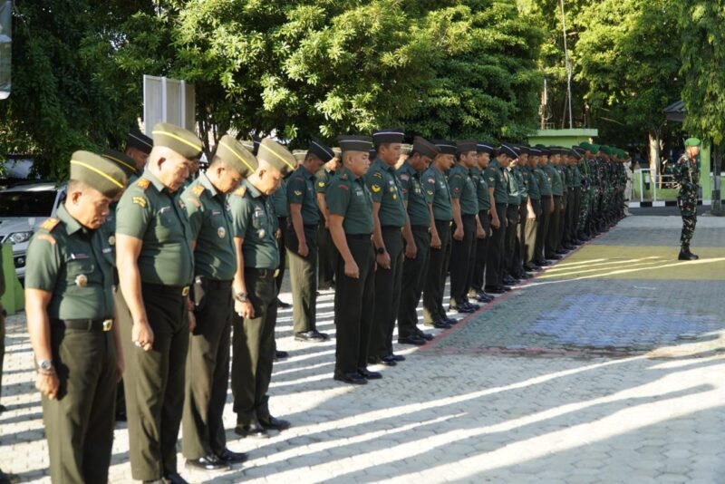 Kepala Staf Kodim (Kasdim) 1406/Wajo, Mayor Inf Askar, memimpin langsung Upacara Bendera 17-an yang dilaksanakan di Lapangan Makodim 1406/Wajo, Jalan Kejaksaan No. 55, Kelurahan Bulupabbulu, Kecamatan Tempe, Kabupaten Wajo, Rabu (17/12/2025)