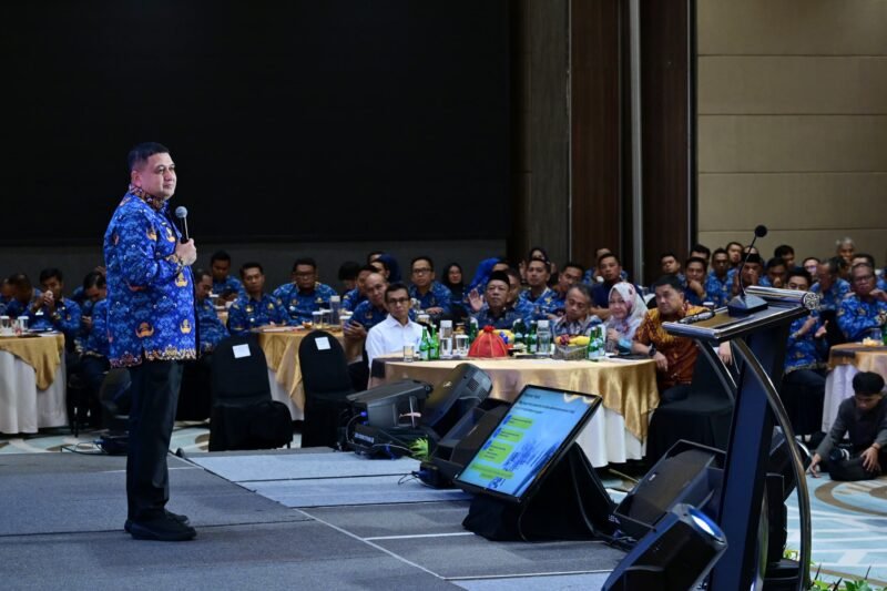 Wali Kota Makassar, Munafri Arifuddin memberikan arahan tegas kepada seluruh Organisasi Perangkat Daerah (OPD) untuk meningkatkan kualitas pelayanan publik, khususnya dalam merespons aduan masyarakat secara cepat