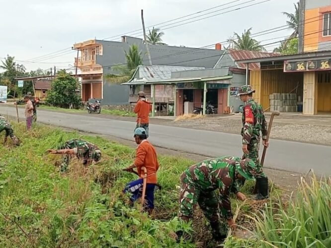 Koramil 1406-08/Sabbangparu yang dipimpin oleh Serma Zulkifli melaksanakan kegiatan Karya Bhakti pembersihan saluran irigasi bersama masyarakat di Kelurahan Sompe, Kecamatan Sabbangparu, Kabupaten Wajo, Kamis (18/12/2025)