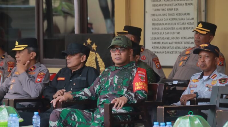 Dandim 1406/Wajo Letkol Inf Harianto, S.I.P menghadiri Apel Gelar Pasukan Operasi “Lilin-2025” yang digelar di Lapangan Polres Wajo, Jalan Rusa, Desa Assorajang, Kecamatan Tanasitolo, Kabupaten Wajo, Jumat (19/12/2025)