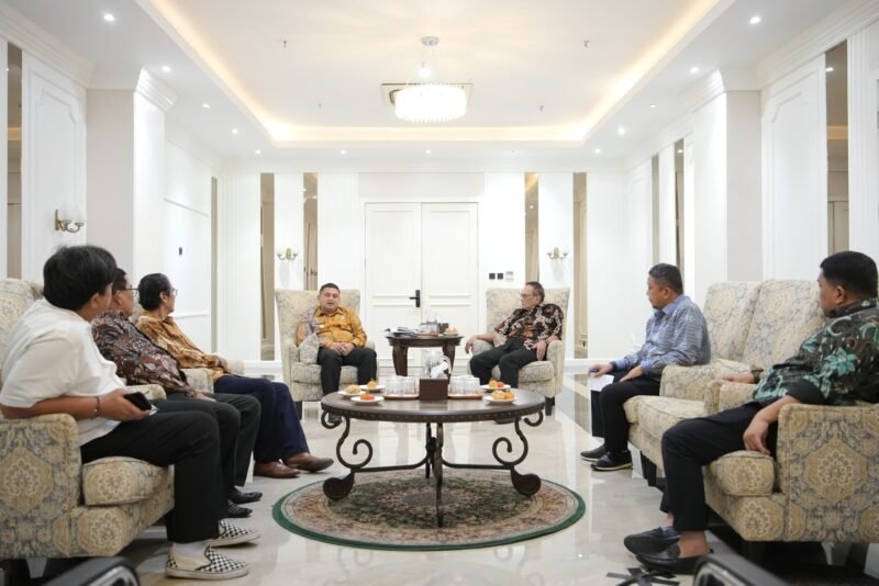 Wali Kota Makassar, Munafri Arifuddin, saat menerima Ketua Badan Pembina Yayasan Olahraga Sulawesi Selatan (YOSS), Andi Ilhamsyah Mattalatta, bersama jajaran pengurus dan keluarga besar YOSS