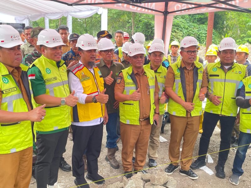 Bupati Wajo Andi Rosman dampingi Gubernur Sulawesi Selatan Andi Sudirman Sulaiman dalam Ground Braking pelaksanaan preservasi jalan paket 4 MYC di Kelurahan Sompe, Kecamatan Sabbangparu, Kabupaten Wajo, Selasa (23/12/2025)