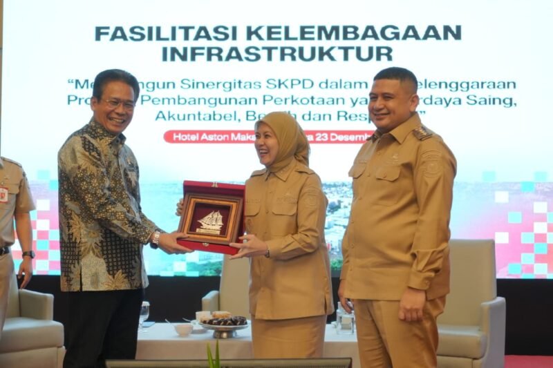Walikota Makassar Munafri melalui Badan Perencanaan Pembangunan Daerah (Bappeda) Kota Makassar menggodok kegiatan Fasilitasi Kelembagaan Infrastruktur bertajuk “Membangun Sinergitas SKPD dalam Penyelenggaraan Program Pembangunan Perkotaan yang Berdaya Saing, Akuntabel, Bersih, dan Responsif