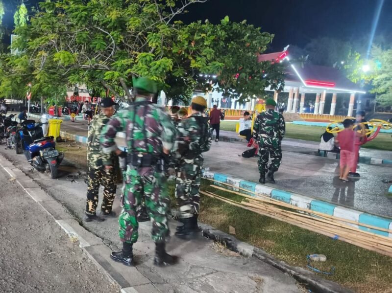 Koramil 1406-01/Tempe melaksanakan kegiatan patroli dan siskamling terpadu bersama Komponen Cadangan (KOMCAD), FKPPI, PPM serta tokoh masyarakat di wilayah Kecamatan Tempe, Kabupaten Wajo, Selasa (23/12/2025)