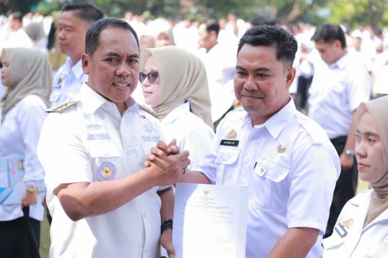 Bupati Wajo, Andi Rosman serahkan Surat Keputusan (SK) bagi 4.008 Pegawai Pemerintah Perjanjian Kerja (PPPK) paruh waktu lingkup Kabupaten Wajo