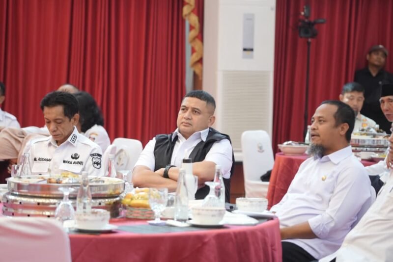 Pengumuman resmi kenaikan UMP dan UMK Tahun 2026 berlangsung di Baruga Asta Cita, Rumah Jabatan Gubernur Sulawesi Selatan, Rabu (24/12/2025) dihadiri Walikota Makassar Munafri dan Gubernur Sulsel Andi Sudirman Sulaiman
