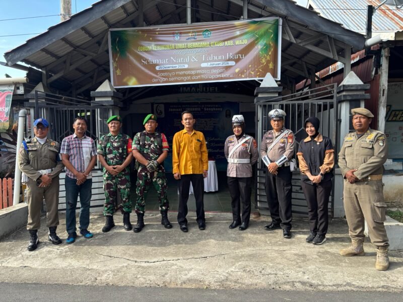 Personel Kodim 1406/Wajo bersama Polres Wajo dan Satpol PP melaksanakan pengamanan ibadah Natal 2025 yang berlangsung di sejumlah gereja dan tempat ibadah umat Kristiani di wilayah Kabupaten Wajo, Kamis, 25 Desember 2025