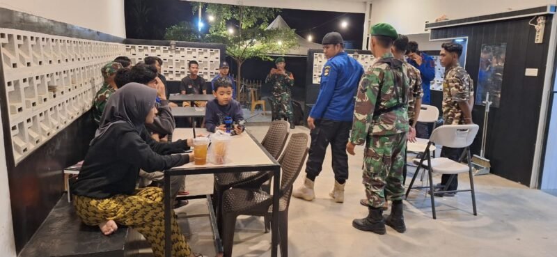 Koramil 1406-04/Belawa melaksanakan kegiatan patroli dan siskamling terpadu sebagai upaya cipta kondisi di wilayah Kabupaten Wajo, Jumat (26/12/2025)