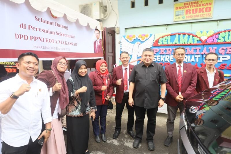 Wali Kota Makassar, Munafri Arifuddin, meresmikan sekaligus menandatangani prasasti Sekretariat Dewan Pengurus Daerah (DPD) Persatuan Perawat Nasional Indonesia (PPNI) Kota Makassar, yang berlokasi di Jalan Ujung Bori Blok D/16, Kompleks Ruko Borong, Kecamatan Manggala, Kota Makassar, Minggu (28/12/2025)