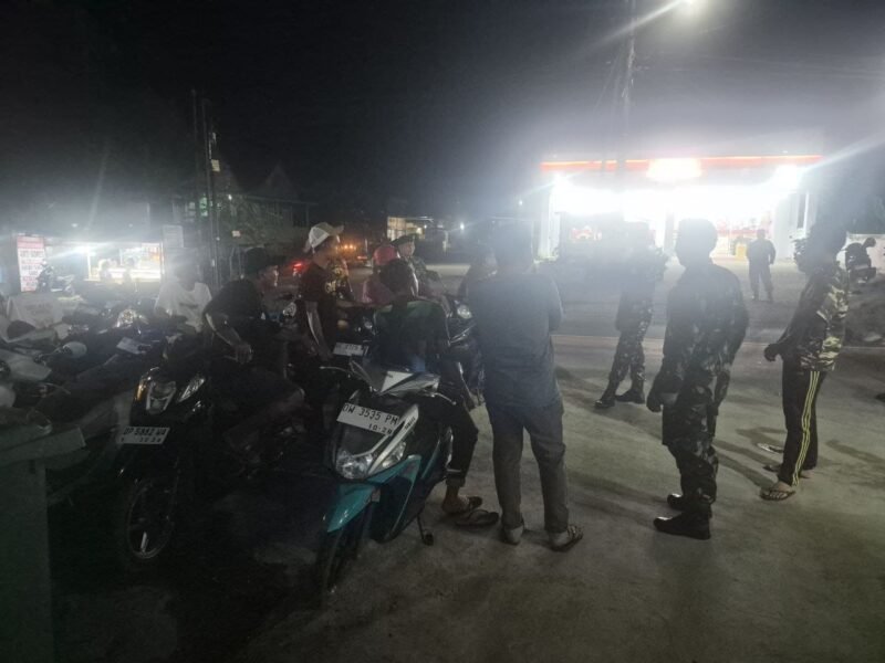 Koramil 1406-06/Pammana meningkatkan upaya pengamanan wilayah melalui kegiatan patroli dan siskamling terpadu bersama Pemuda Panca Marga (PPM), Forum Komunikasi Putra Putri Purnawirawan TNI-Polri (FKPPI), serta tokoh masyarakat di wilayah Kabupaten Wajo, Minggu (28/12/2025)