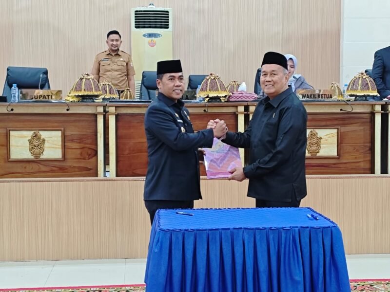 DPRD bersama Pemerintah Kabupaten Wajo menyetujui Rancangan Peraturan Daerah (Ranperda) tentang Keterbukaan Informasi Publik (KIP) di Daerah untuk ditetapkan menjadi Peraturan Daerah (Perda). Persetujuan tersebut ditandai dengan penandatanganan bersama dalam rapat paripurna DPRD Wajo, Senin, 29 Desember 2025