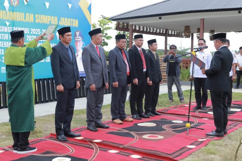 Bupati Wajo, Andi Rosman resmi melantik direktur utama Perumda Air Minum Tirta Danau Tempe dan jajaran Direksi BUMD PT Wajo Energy Jaya periode 2025-2030. Pelantikan berlangsung di Batas Senja Cafe, Rabu (31/12/2025)