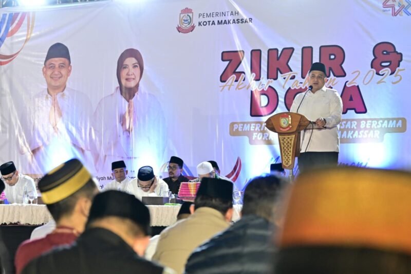 Pemerintah Kota Makassar menggelar Zikir dan Doa Akhir Tahun 2025 sebagai bentuk rasa syukur sekaligus refleksi atas perjalanan pembangunan selama tahun 2025. Kegiatan yang dilaksanakan oleh Bagian Kesejahteraan Rakyat (Kesra) Kota Makassar ini berlangsung khidmat di Lapangan Karebosi, Rabu malam (31/12/2025)