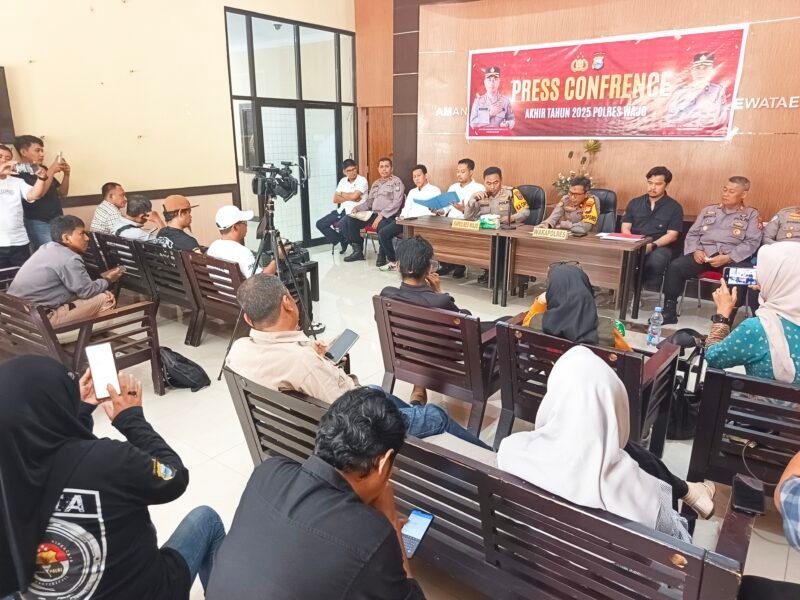Kepala Kepolisian Resort (Kapolres) Wajo, AKBP Muhammad Rosid Ridho menggelar Press Confrence akhir tahun 2025 di Loby Mapolres Wajo. (zah)