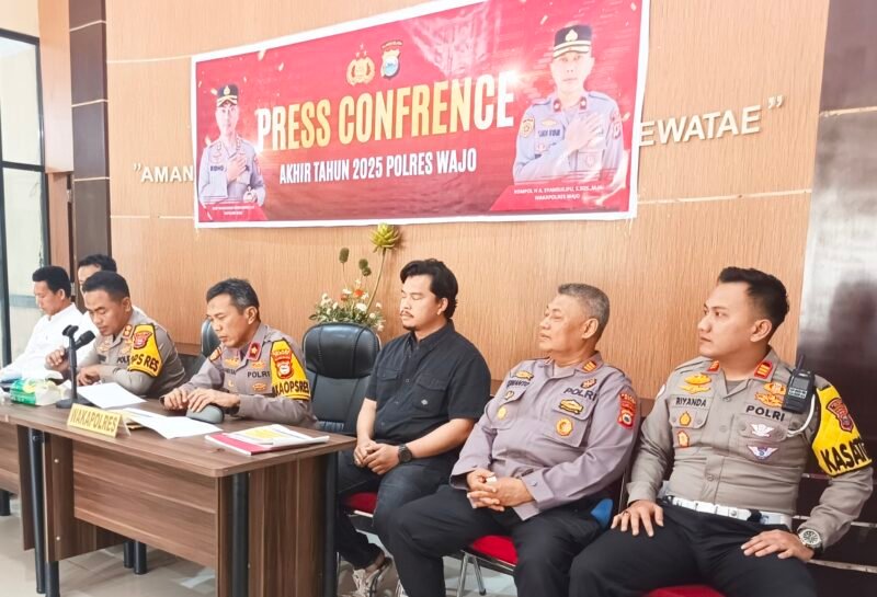 Kepala Kepolisian Resort (Kapolres) Wajo, AKBP Muhammad Rosid Ridho menggelar Press Confrence akhir tahun 2025 di Loby Mapolres Wajo
