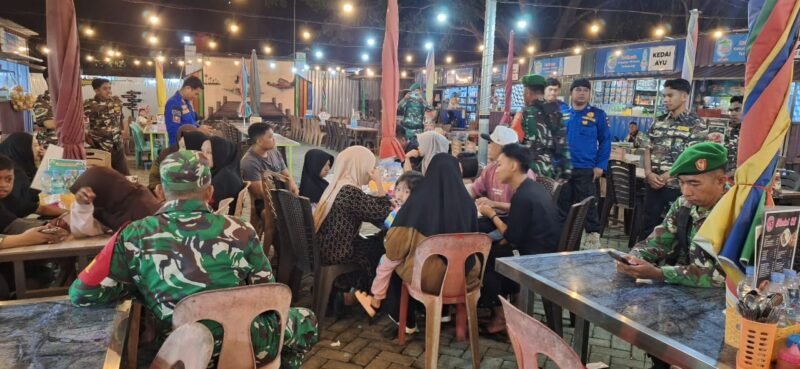 Koramil 1406-04/Belawa melaksanakan kegiatan patroli dan siskamling bersama unsur Damkar, PPM, serta tokoh masyarakat di wilayah Kabupaten Wajo, Sulawesi Selatan, pada Sabtu (6/12/2025)