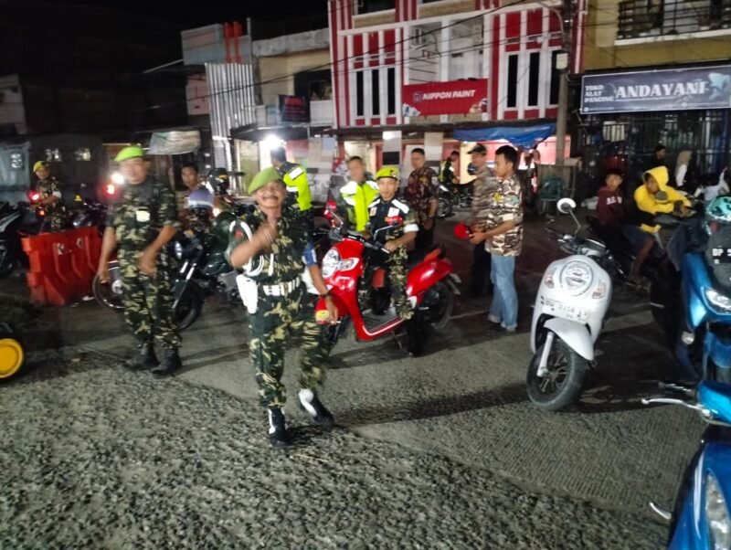 Koramil 1406-10/Pitumpanua melaksanakan kegiatan patroli dan sistem keamanan lingkungan (siskamling) bersama FKPPI, PPM, serta tokoh masyarakat di wilayah Kecamatan Pitumpanua, Kabupaten Wajo, Kamis (1/1/2026)